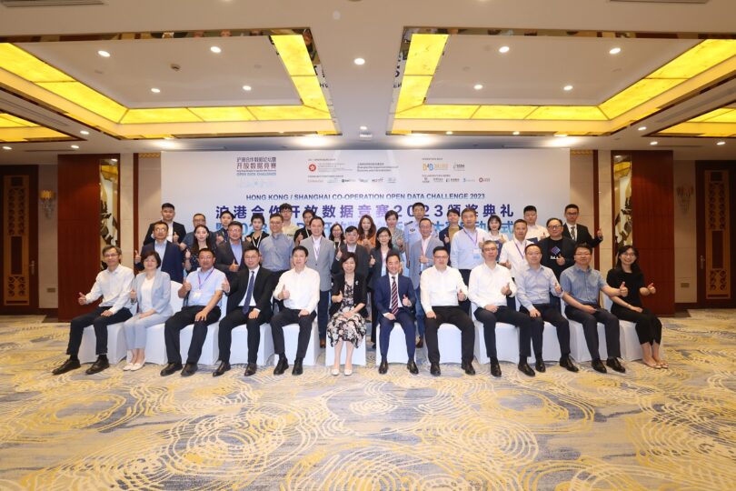 10隊香港代表隊於13 日於創新創業中心向國家級評審展示自己的方案。