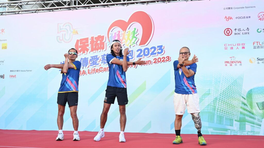活動大使香港視障跑手梁小偉先生、香港長跑好手陳家豪先生、以及香港截肢跑手馮錦鴻先生為一眾跑手帶領熱身。(左至右)